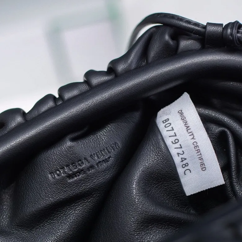 Batch 1120 Bottega Veneta cloud bag ☁️POUCH series Original plain calfskin, super low-key and durable, soft and casual. Major internet celebrity bloggers are crazy about calling it fashionable and classy, ​​lazy and intellectual. Small size: 23*13*8 (small cloud plain) black, model number; 6671